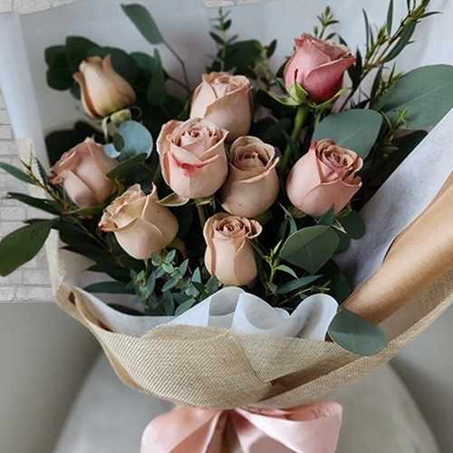 Cappucino Roses And Eucalyptus  (9 Stalk)